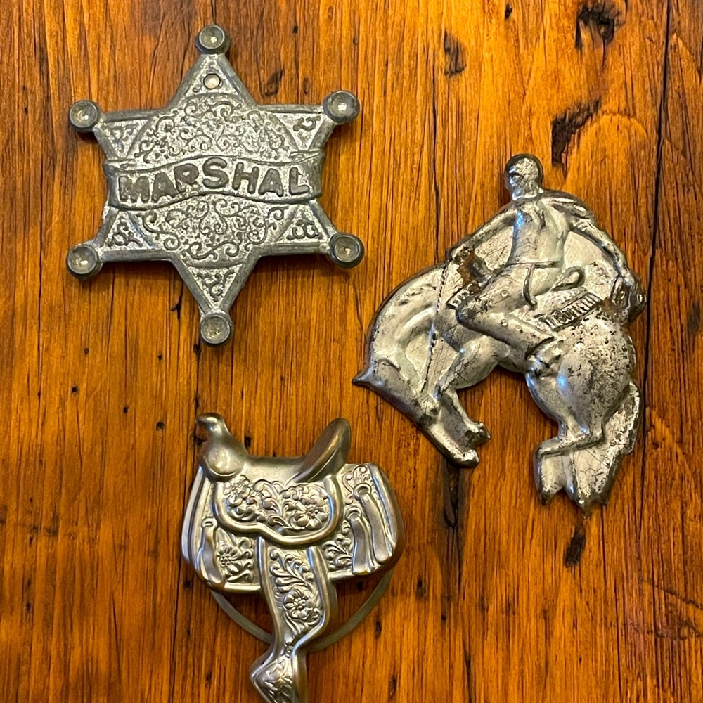 Lot of 2 vintage western pins and 1 bolo slider cowboy saddle marshal